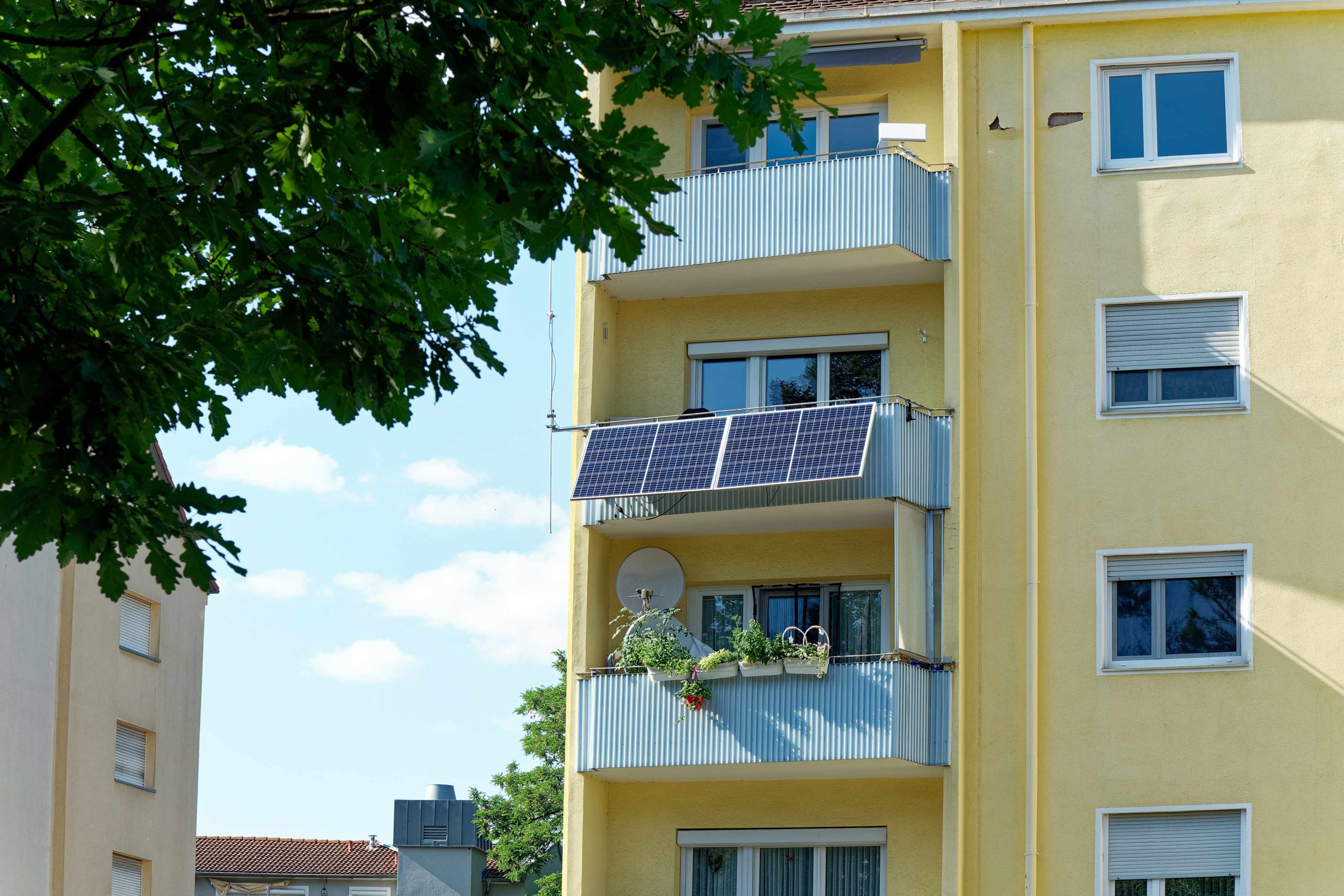 Photovoltaik Balkon Wohnhaus